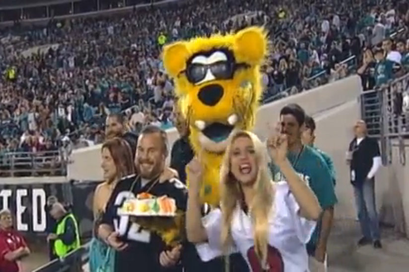 Фанатка получила тортиком в лицо смотреть онлайн