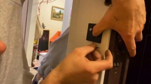 Установка панели с зеркалом на входную дверь, замена фурнитуры, установка наличников