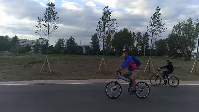 На электровелосипедах на велодром) смотреть онлайн
