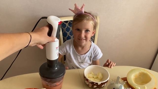 Делаем мороженое вместе с Сашей. Make ice cream with Sasha. смотреть онлайн