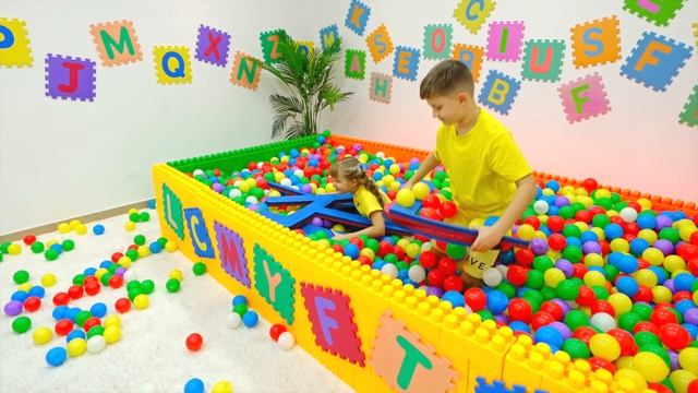 Diana and Roma Play ABC Game with Oliver смотреть онлайн