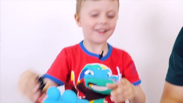 Никита и Ваня Распаковка заправки Микки Маус Mickey Mouse Clubhouse Disney Видео для детей смотреть онлайн