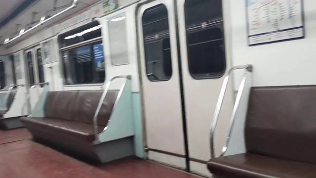 В перегоне между станциями Новочеркасская - Пл. Александра Невского 2 ( пустой вагон б.8691 ЛВЗ) смотреть онлайн