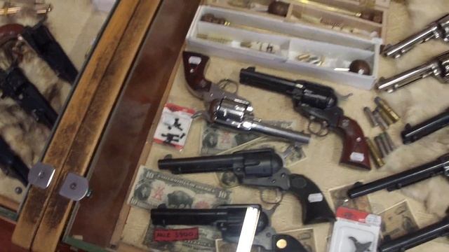Небольшой обзор ассортимента оружейного магазина в Праге смотреть онлайн