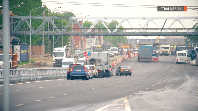 На Рябиновой улице перекресток “распутали“ новые эстакады смотреть онлайн