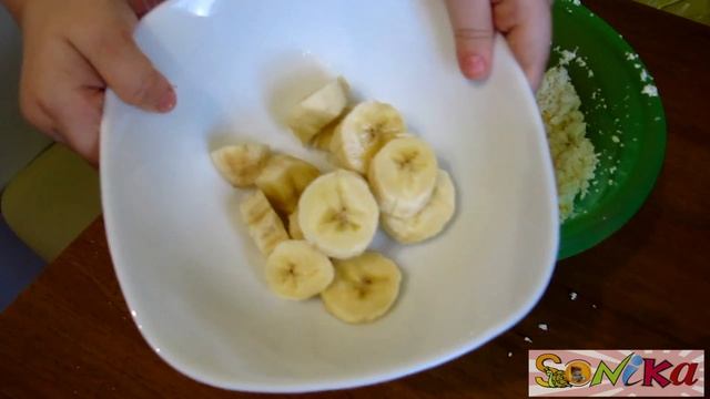 Маленький повар. Соня готовит вкусные сырники из творога. Chef Sonika смотреть онлайн