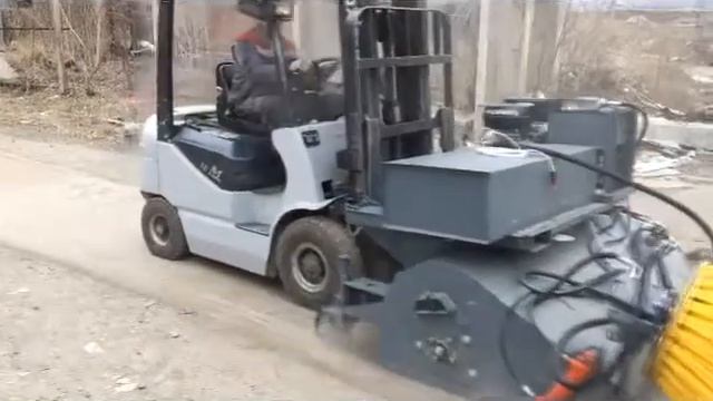 Щетка бункерная с автономным двигателем для вилочных погрузчиков смотреть онлайн