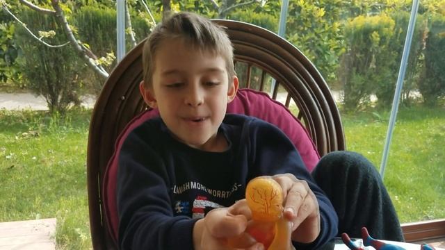 Миша делает обзор коллекции стрейч игрушек пока Эрай в школе. Эрай недоволен! Что же будет!? смотреть онлайн