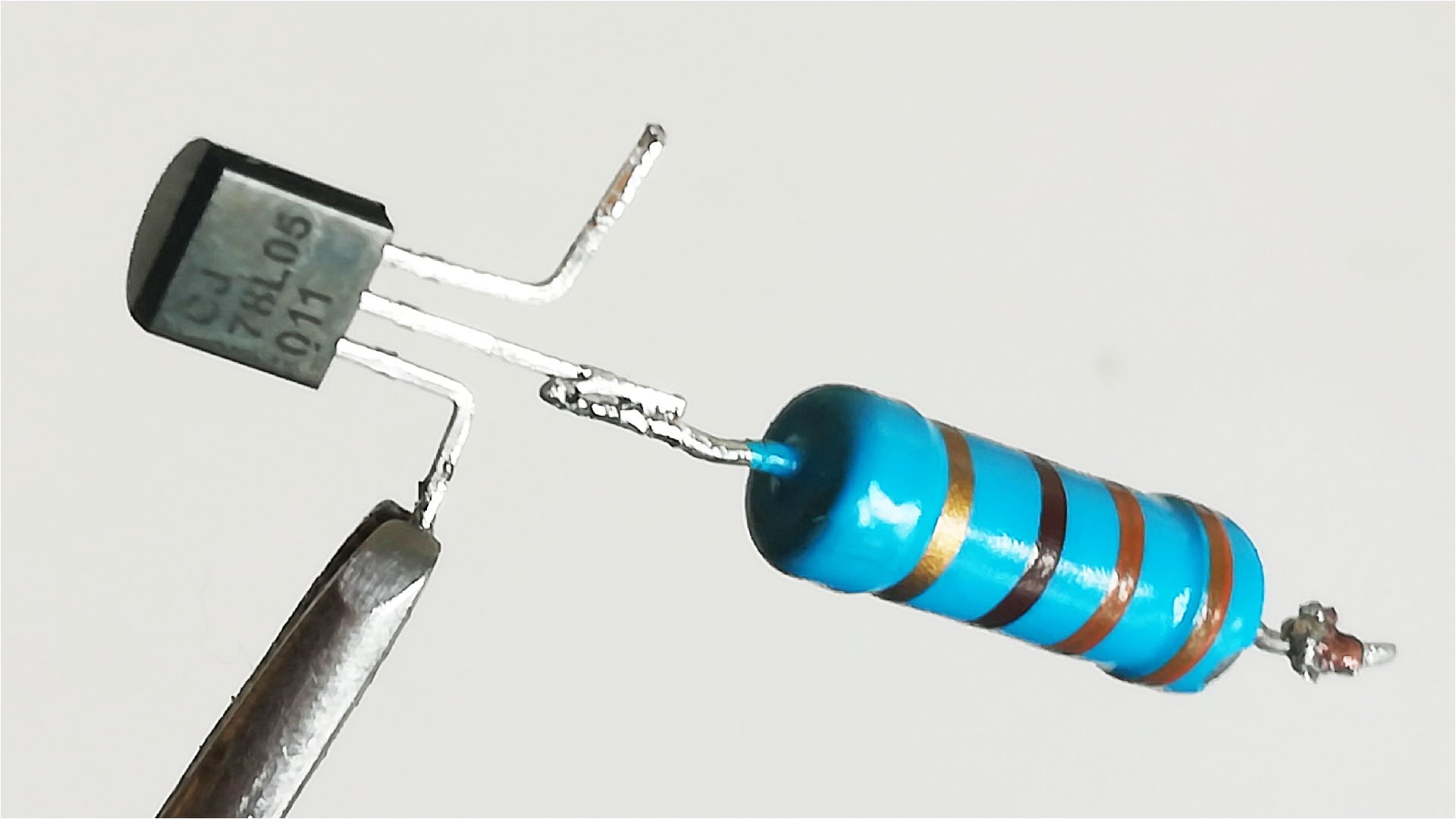 Почему РАНЬШЕ об этом НЕ ЗНАЛ стабилиазтор 78L05 можно ПРОГРАММИРОВАТЬ РЕЗИСТОРОМ смотреть онлайн