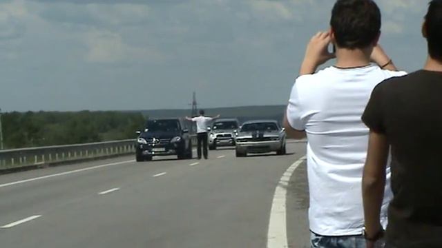 Dodge Callenger SRT-8 Vs Mercedes ML63 AMG