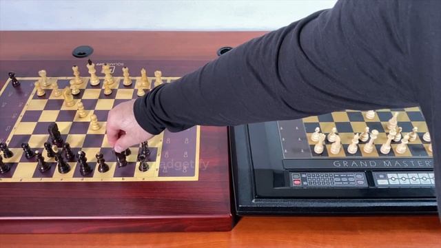 Square Off vs. Milton Bradley Grandmaster Chess Robots ? Gadgetify смотреть онлайн