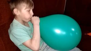 ребенок лопнул шар