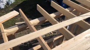 Деревянная пристройка к дому в виде эркера. Каркасная веранда