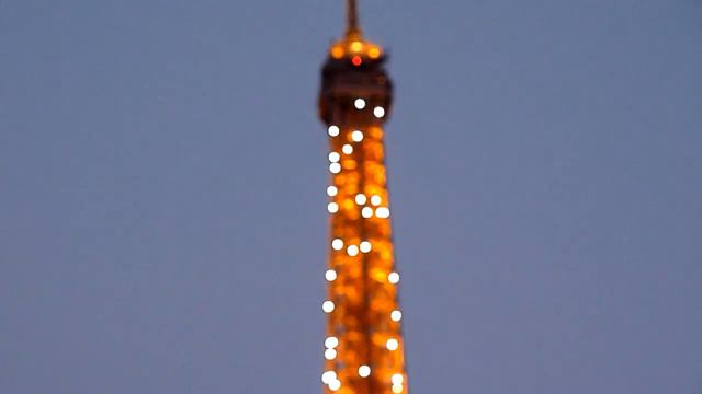 Flashing Light Attraction on Eiffel смотреть онлайн