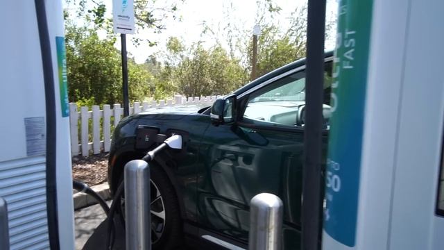 A Tesla Family Takes On the All-New VinFast VF8! смотреть онлайн