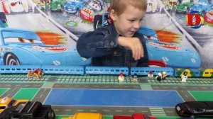 Машинки игрушки на новом треке. Видео про Машинки KINSMART и WELLY. Поезд метро игрушка