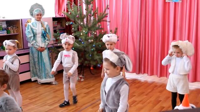 Танец "Веселятся на поляне зайцы" смотреть онлайн