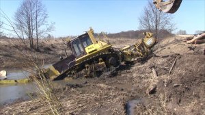 Вытаскивание из речки кабелеукладчика.