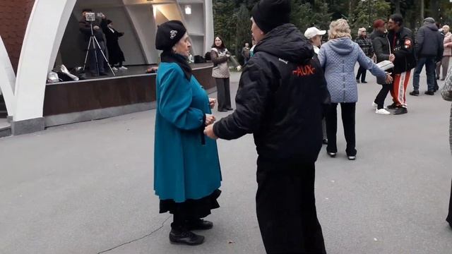 Заманила, соблазнила,раздразнила!!!Танцы в парке Горького!!!Харьков 2021 смотреть онлайн