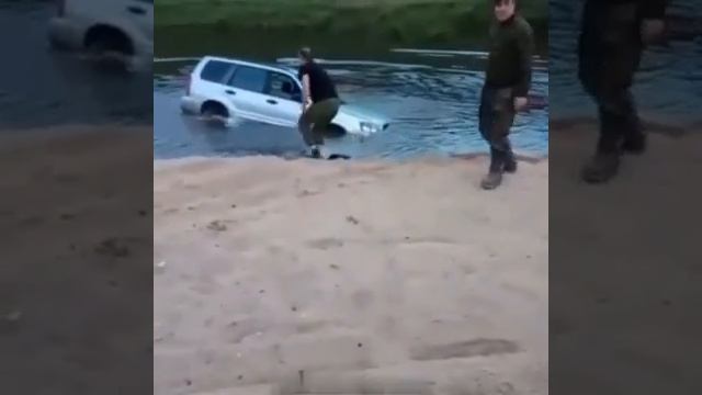 ...сумку!у меня там сиги,намокнут!