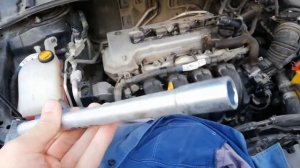 Тойота Королла 1,4. Замена свечей зажигания.