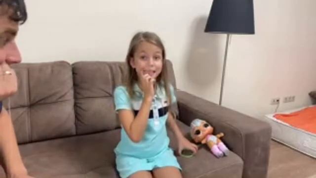 Шатается молочный зуб:). Будем пытаться вырвать смотреть онлайн