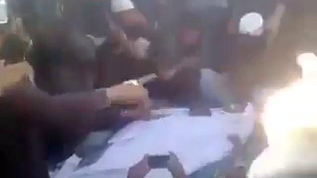 Умерший Хьафиз от бомбы США пожал руку Отцу перед похоронением !!!!! смотреть онлайн