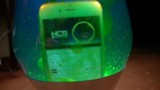 iphone 6 apple world new - iPhone 6 Dropped Inside a Lava Lamp смотреть онлайн