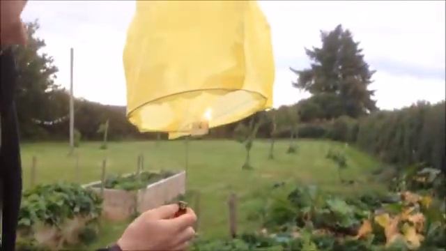 How To Launch a Chinese Sky Lantern смотреть онлайн