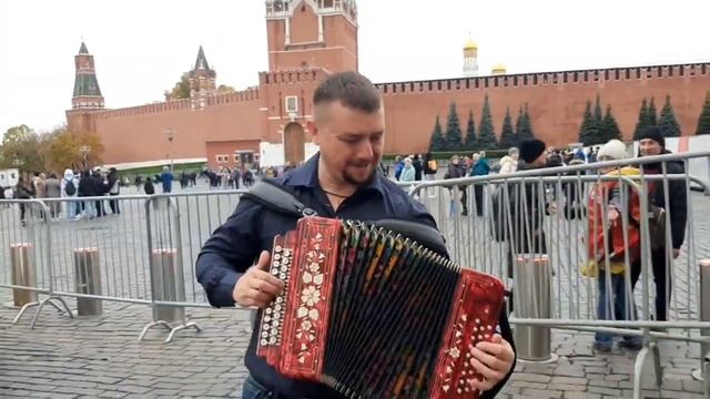 Ну вот я на главной площади Страны с любимой гармонью!!! смотреть онлайн