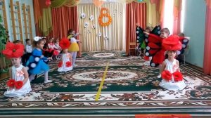 Танец цветов и бабочек на празднике в детском саду