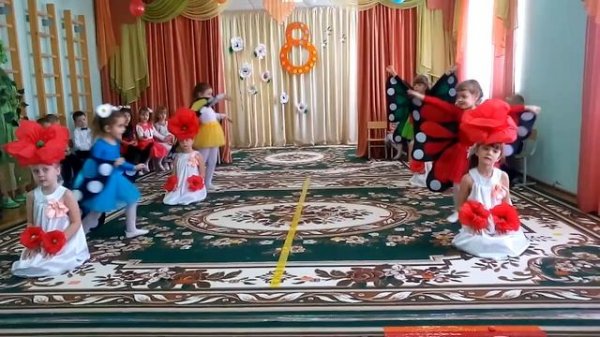 Танец цветов и бабочек на празднике в детском саду