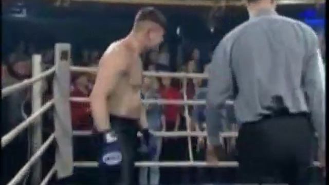 A crazy fighter with strange "hair" attacks to referee смотреть онлайн