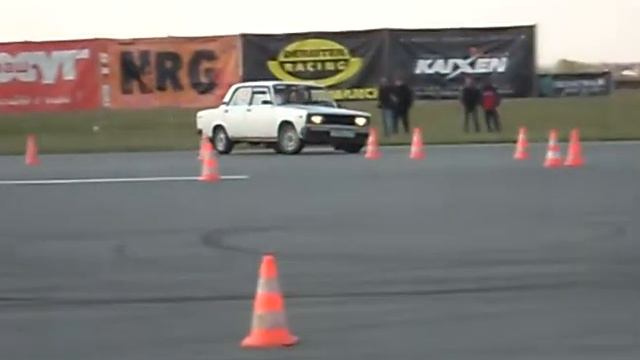 TOYOTA MARK 2 vs VAZ 2105 смотреть онлайн