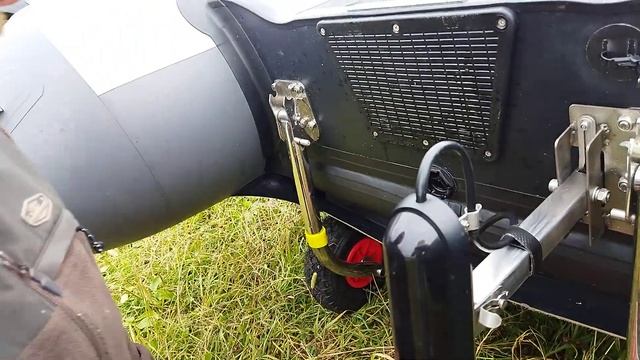 Показываю быстросьемное крепление датчика эхолота Лоуренс три в одном.