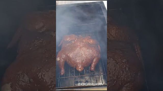 ВКУСНАЯ КУРИЦА ГОРЯЧЕГО КОПЧЕНИЯ В КОПТИЛЬНЕ. смотреть онлайн