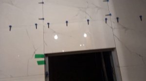Укладка плитки в ванной над  дверью 120*60