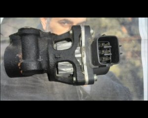 Suzuki Grand Vitrara XL7 глохнет и троит на горячую, пуск только с газом. Съем и чистка Клапан EGR.