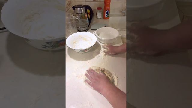 Тесто, выпекаю рогалики с клубничным джемом смотреть онлайн