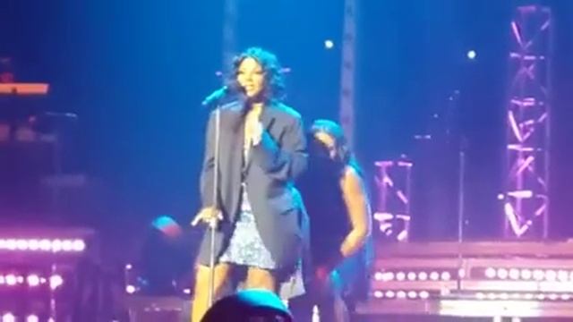 ToniBraxton- конфуз на концерте ! Только пиджак зрителя на голое тело ... ПОЛНАЯ ВЕРСИЯ ! смотреть онлайн