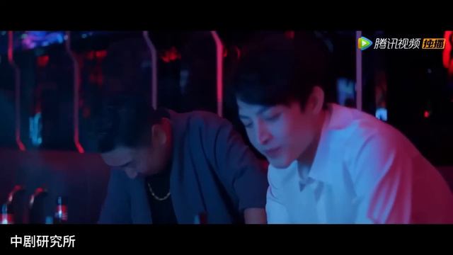 【FULL MOVIE】灰姑娘迫于生計到酒吧做兼職，霸總對她一見鍾情，無視心機女勾引瘋狂追求灰姑娘，心機女險些氣死 #二见钟情#最新電影#大陸電影#愛情電影 смотреть онлайн