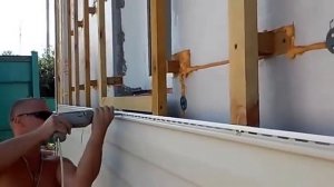 Монтаж сайдинга внахлёст на деревянный каркас.
