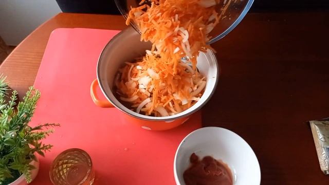 Мойва приготовленная в томатном соусе , получается как консерва с килькой .