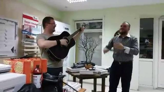 Раввин Авигдор изволит аккомпанировать перкуссией смотреть онлайн