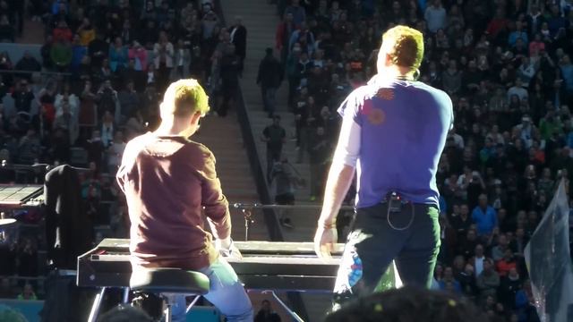 Coldplay LIVE - Everglow (on piano Ferdinand Schwartz) - Munich June 6th 2017 смотреть онлайн
