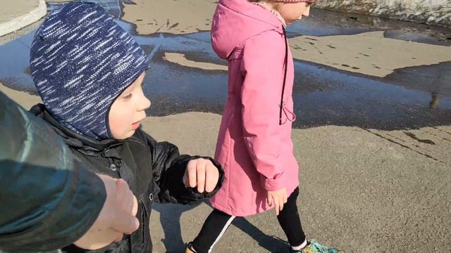 ГУЛЯЕМ ВСЕЙ СЕМЬЁЙ. У НАС ВЕСНА 13 АПРЕЛЯ. WALKING WITH THE WHOLE FAMILY #StepFamily #семья #влог смотреть онлайн