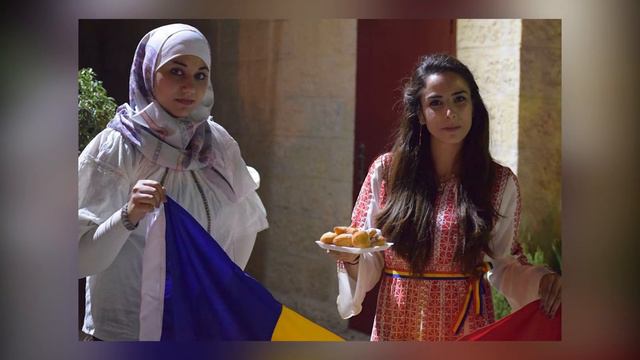 DANA DRAGOMIR – “Into the Light… La Blouse Roumaine” смотреть онлайн