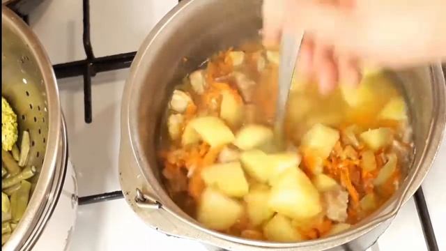 Остались замороженные овощи? Готовьте Рагу из замороженных овощей с мясом и картофелем. смотреть онлайн