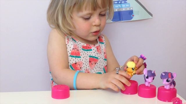 Лиза делает ТАТУИРОВКУ!!! My little Pony Squeeze. Распаковка капсул и набора бусин. Делаем браслеты смотреть онлайн
