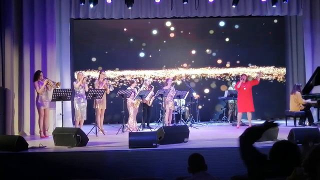 "Лучший город Земли" оркестр "Мисс Джаз" п/у Кармазина. Ольга Величко. А.Бабаджанян/ Л.Дербенев смотреть онлайн